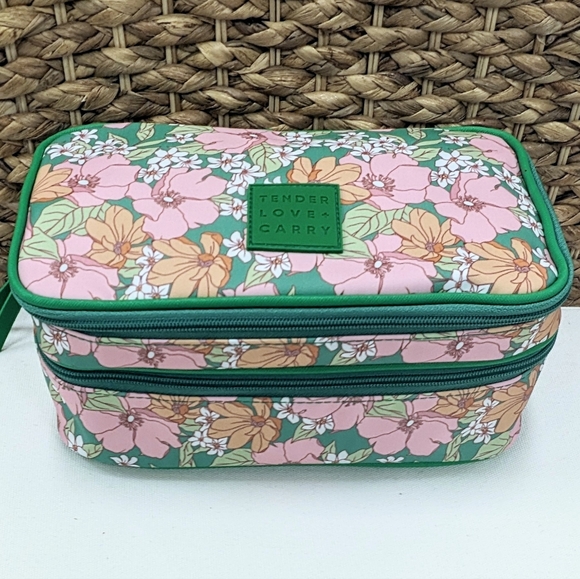 NWT Tender Love + Carry Two Layer Toiletry Makeup Cosmetics Bag RARE - Picture 2 of 4